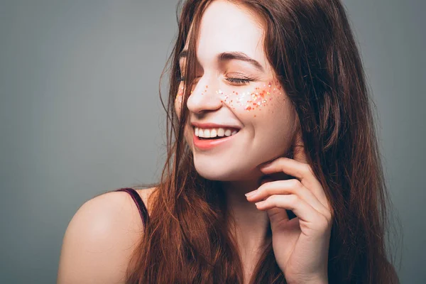 Sorridente giovane donna bellezza libertà felicità — Foto Stock