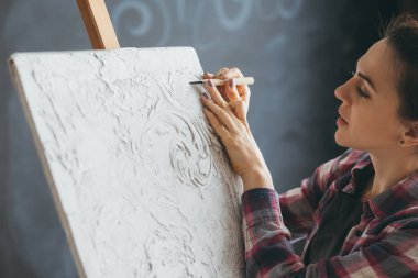 Sanatçı kabartma resmin kadın aracı konsantrasyonu