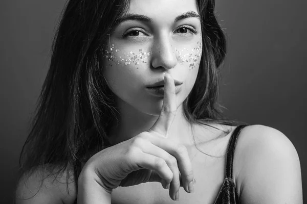 Shh silencio labios de dedo femenino enfocado mirada — Foto de Stock
