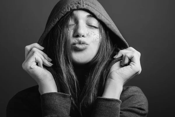 Boldog ifjúsági szeretet fiatal nő fúj csók — Stock Fotó