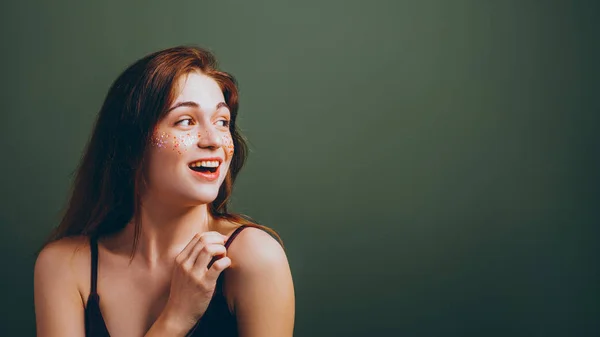 Wow chica sonriendo joven mujer mirando hacia los lados — Foto de Stock