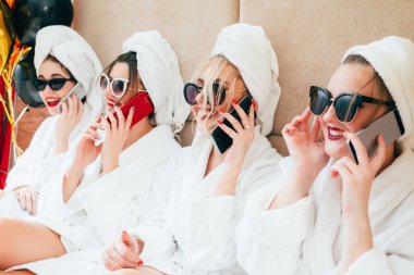 Spa kızlar smartphone kentsel yaşam tarzı