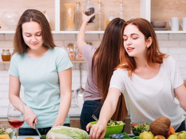 ev eğlence gece gevşeme kadın yemek