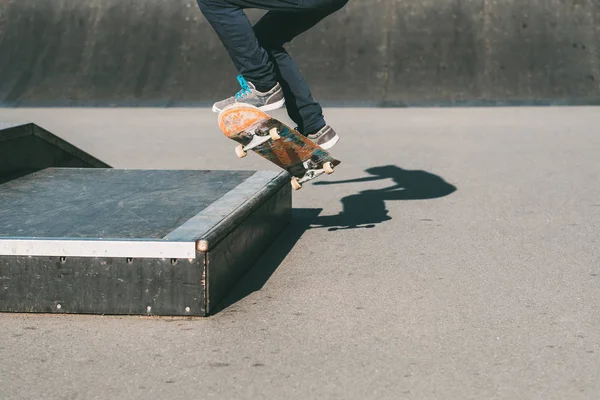 Městský člověk hobby skateboarding trik park volného času — Stock fotografie