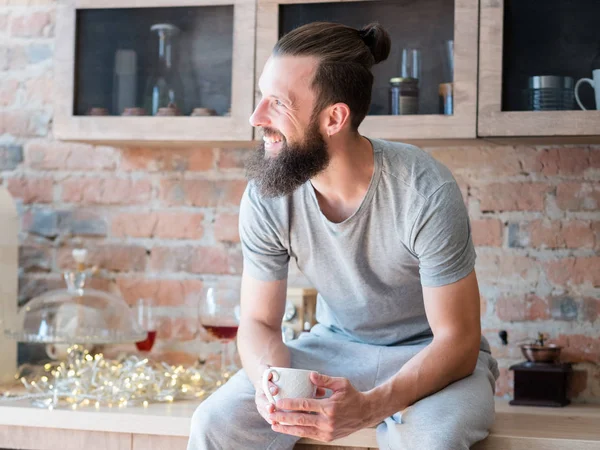 Manhã acordar café hora sorrindo copo homem — Fotografia de Stock