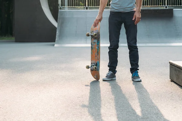 Skate park deportes estilo de vida joven hombre monopatín — Foto de Stock