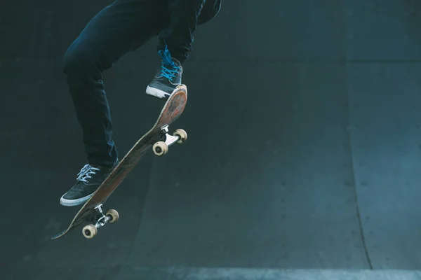 Skater urbano truco skate rampa hombre saltar — Foto de Stock