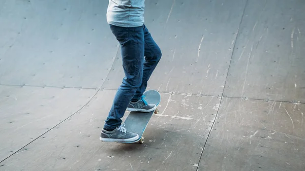 Městské bruslař praxe člověka skateboard park rampa — Stock fotografie