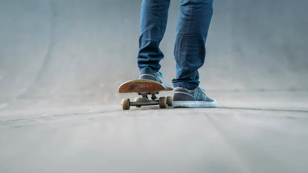 Skateboardista nohy sportovní městský člověk aktivní životní styl — Stock fotografie