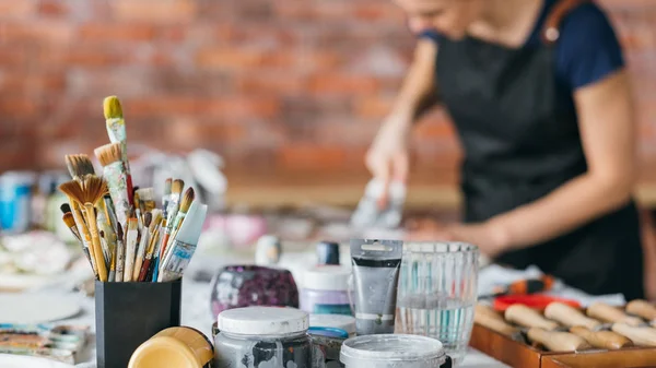 Artista lugar de trabajo arte artesanía estudio de trabajo femenino — Foto de Stock