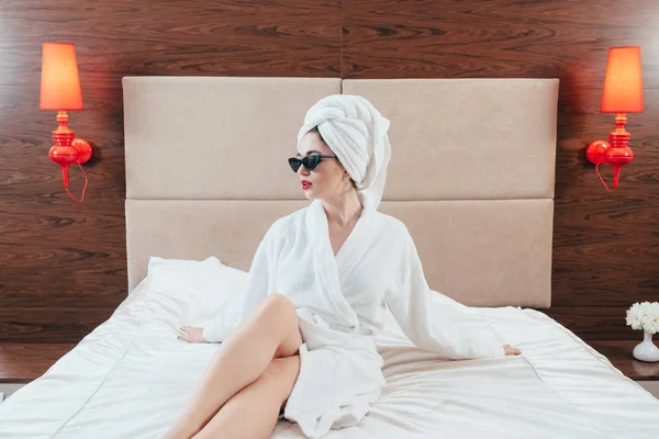 Mujer belleza mujer gafas de sol albornoz piernas desnudas — Foto de Stock