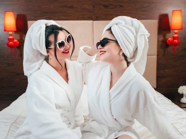 Bff spa beleza cuidados femininos roupões sorrindo — Fotografia de Stock