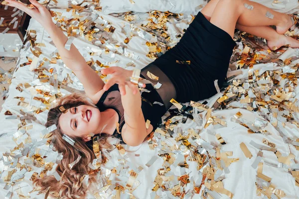 Joli modèle de mode luxe fête loisirs confettis — Photo