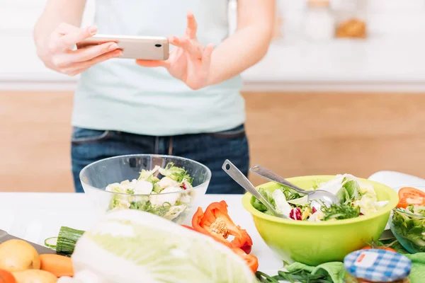 Харчовий блогер здорове харчування жіночий смартфон — стокове фото