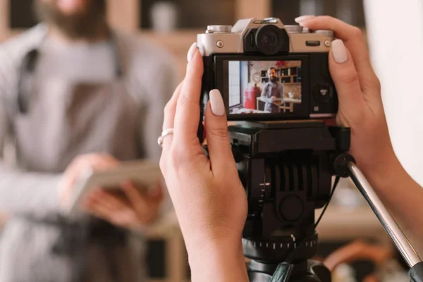 Mat vlog kulinariska podcast man kamera kvinna — Stockfoto