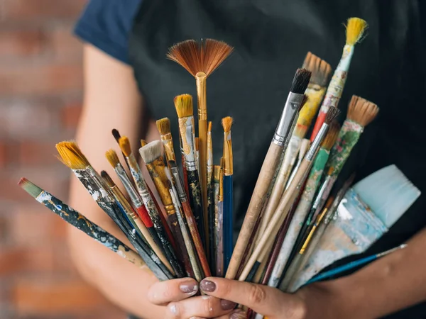 Artista arte fornece ferramentas mulher paintbrushes monte — Fotografia de Stock