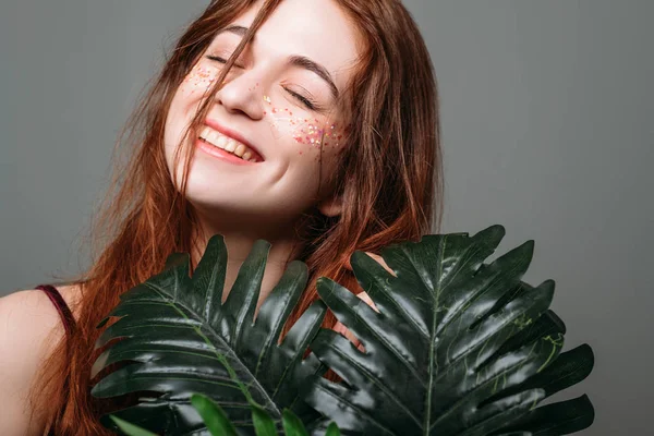 Kızıl saçlı kadın mutluluk glitter çiller gülümseyen — Stok fotoğraf