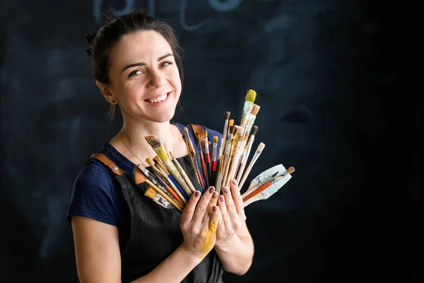 Artista arte fornece ferramentas talentoso mulher pintor — Fotografia de Stock