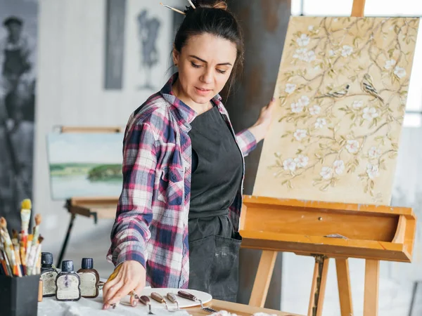 Arte flor lienzo arte estudio mujer artista — Foto de Stock