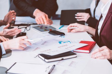 iş toplantı üst yönetici brifing tartışma