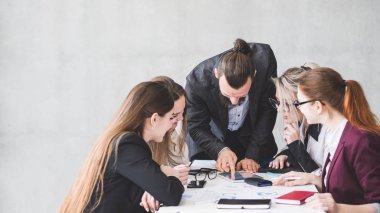 Office brifing kadın Yönetimi iş tartışmak