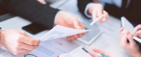 Reunión del equipo de información de oficina de discusión de negocios — Foto de Stock