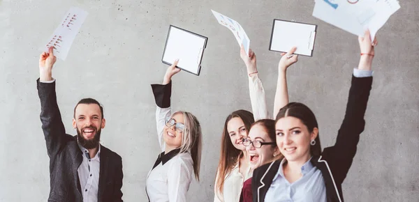 Empresa equipo éxito celebración sonriente mano aire — Foto de Stock