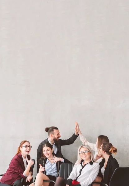 Vysoká pět palec nahoru obchodní tým slaví úspěch — Stock fotografie