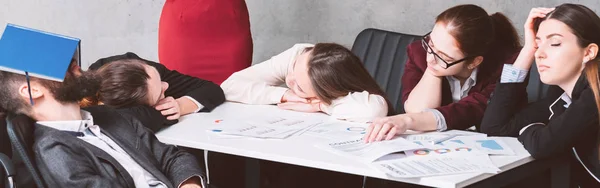 Signaler surmenage entreprise fatigue fatigué équipe sommeil — Photo