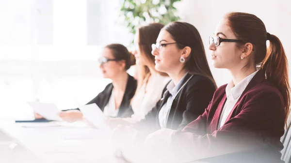 Mujer científico simposio inteligente mujeres poder — Foto de Stock