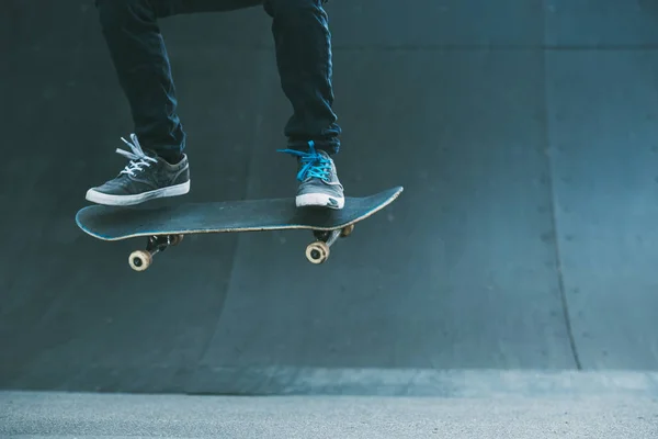 Skateboarding hobby hombre vida ollie truco rampa — Foto de Stock
