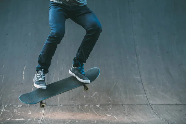 Městský člověk hobby skateboarding trik park volného času — Stock fotografie