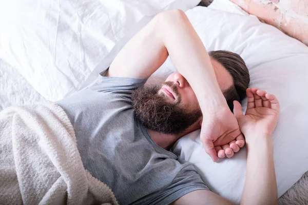月曜日の朝怠惰男目を覆っているベッド — ストック写真