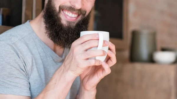 Morgen dag thuis gezelligheid Glimlachende man drankje — Stockfoto