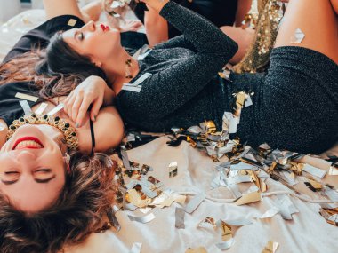 Kadınlar gece parti eğlence yatak konfeti sevinç