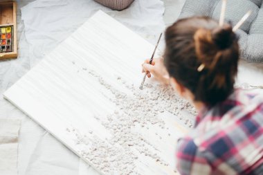 Sanat konsantrasyon kadın tuval resmi ressamın