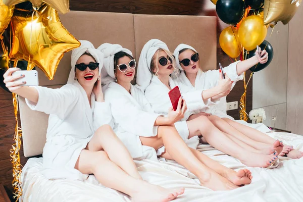 Styl życia szlafrok party girls selfie wypoczynek — Zdjęcie stockowe