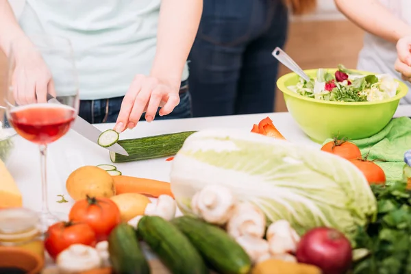 Comida saludable ensalada receta cocinar manos picar pepino —  Fotos de Stock