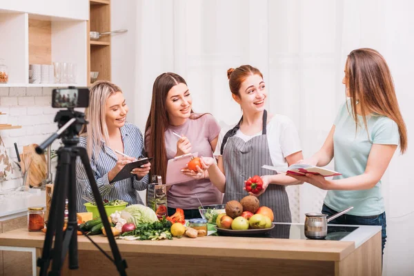Élelmiszer-blogger tanítani egészséges diéta kulináris tanfolyamok — Stock Fotó