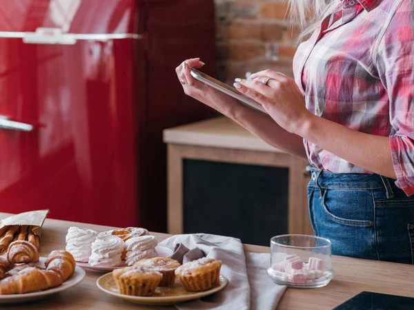 Online recept sütemény sütemények főzés női pékség — Stock Fotó