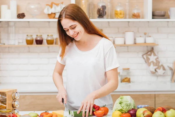 Hälso-och sjukvård äta fit balanserad kost grönsaker — Stockfoto