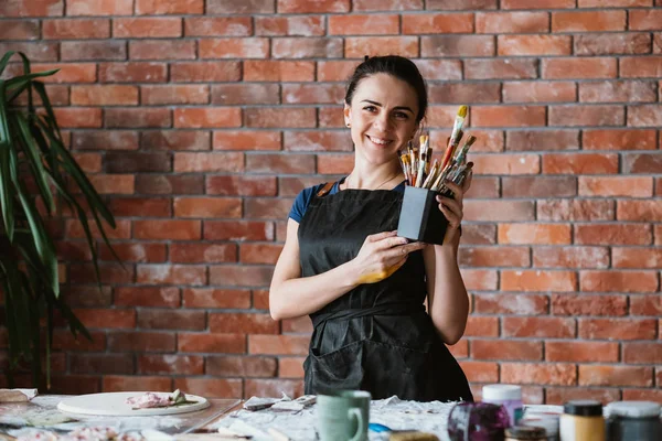 Hulpmiddelen kunst talent vrouw schilder werkplek glimlachen — Stockfoto