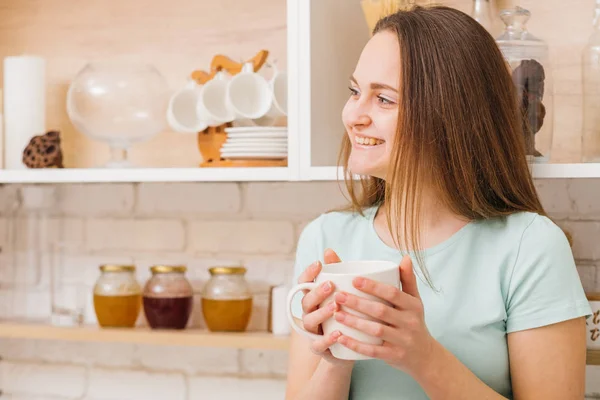 Otthoni szabadidős pihenésre boldog nő élvezni kávé tea — Stock Fotó