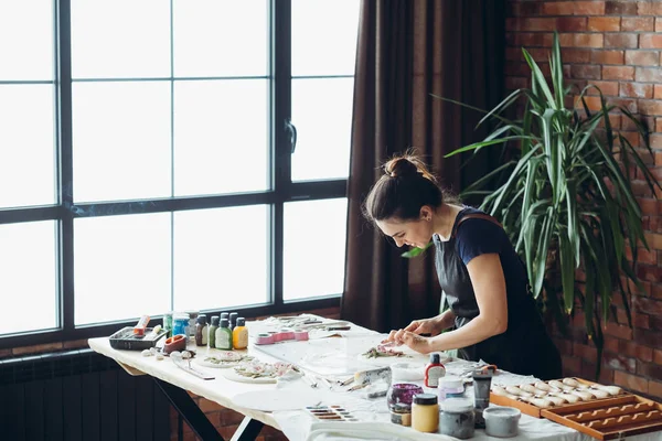 セラミック工芸芸術家のインスピレーション女性ツール — ストック写真