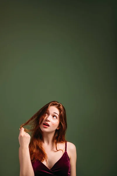 Trattamento per la cura dei capelli giovane donna rossa in cerca — Foto Stock