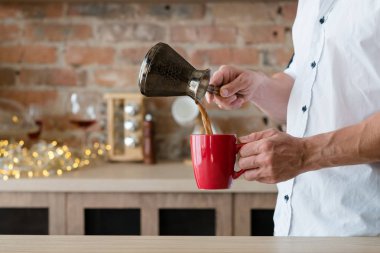 adam sabah kahvesi saat yeni güne uyanmak