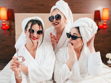 gevşeme spa kadın bornoz şampanya eğlenceli