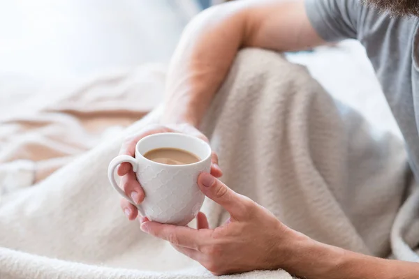 Thuis gezelligheid genot man bed koffiekopje — Stockfoto