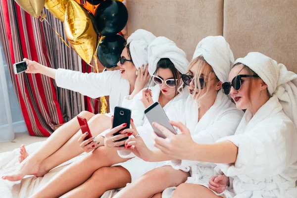 Fürdőköpeny lányok party selfie öröm jó életmód — Stock Fotó