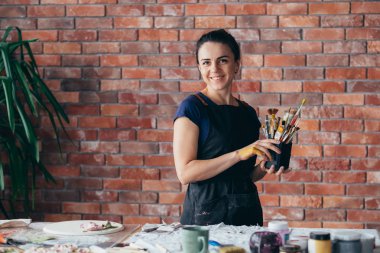 sanat stüdyo yaratıcı kadın iş sanatçı Boya fırçaları